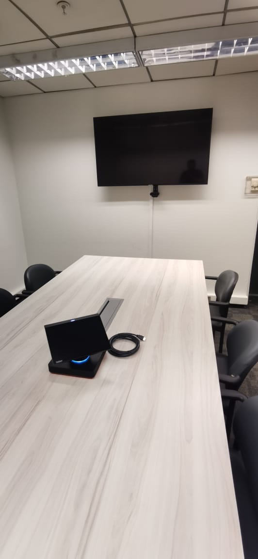 Sala de reuniones moderna con integración audiovisual profesional